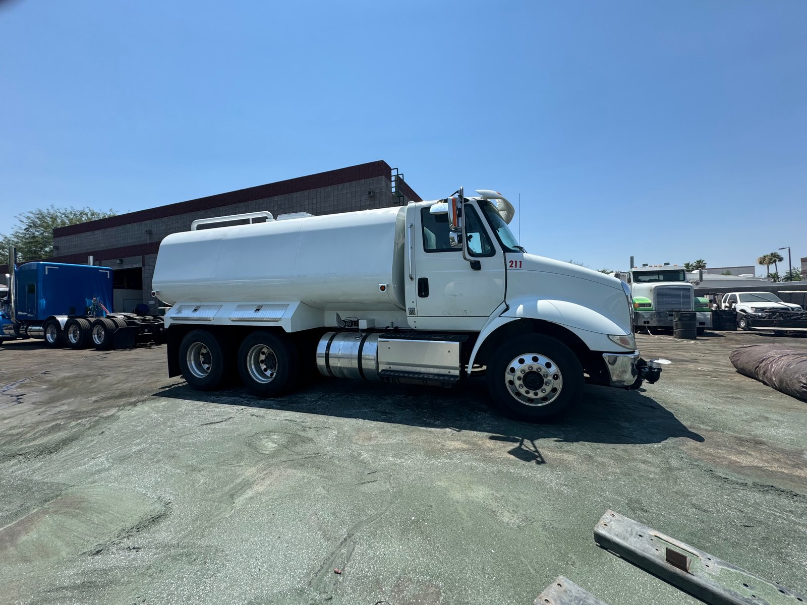 2016 INTERNATIONAL WATER TRUCK 